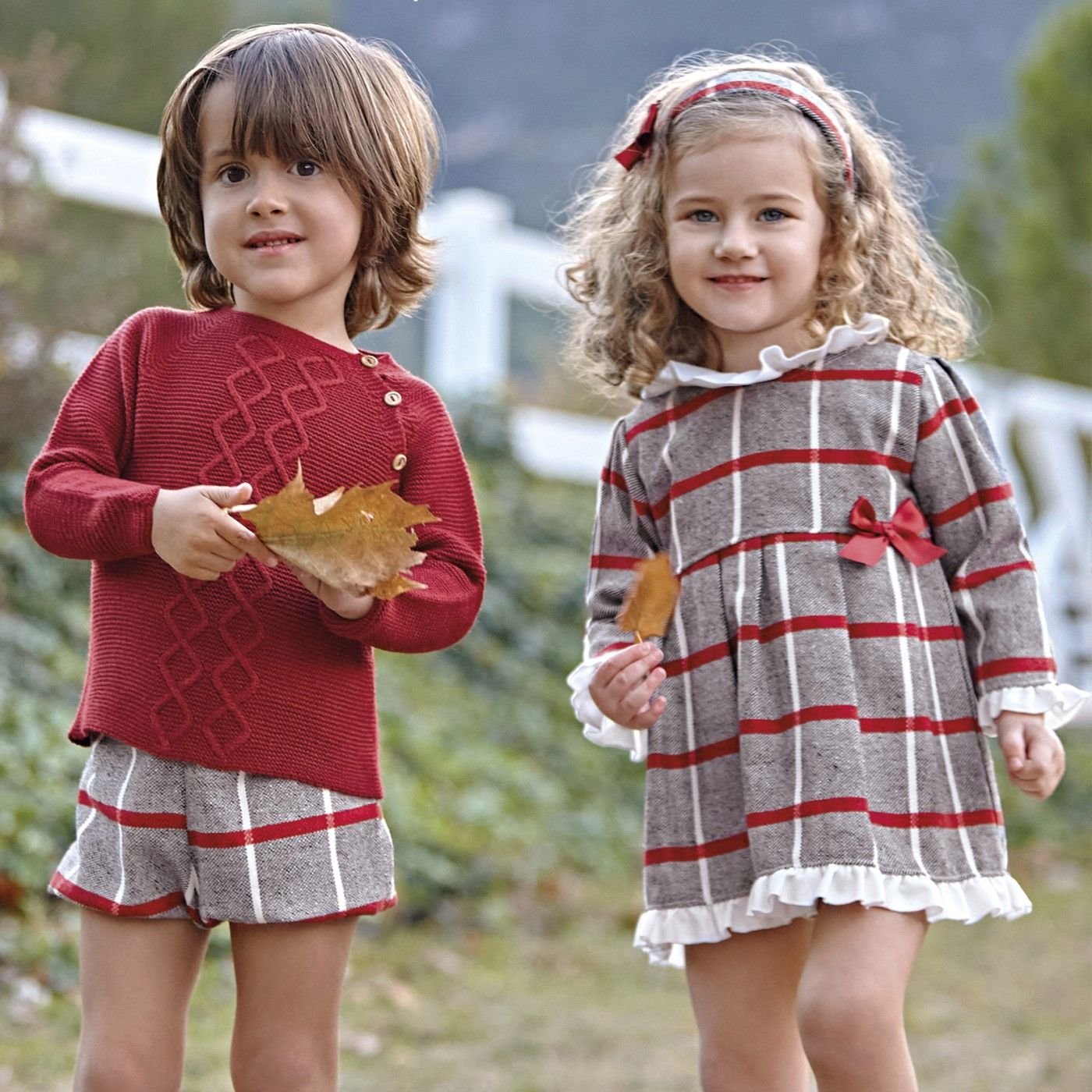 Vestido de manga larga de niña JULIANA de tela cuadros y cuello volante