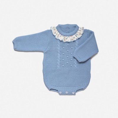 Imagen-Pelele-corto-de-bebe-JULIANA-J8121-de-punto-bodoques-y-cuello-volante-estampado-cielo-1.jpg