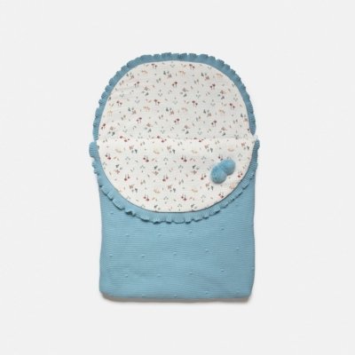 Imagen-Saco-bebé-recién-nacido-JULIANA-J8001-redondo-de-punto-y-tela-estampado-azul-nube-1